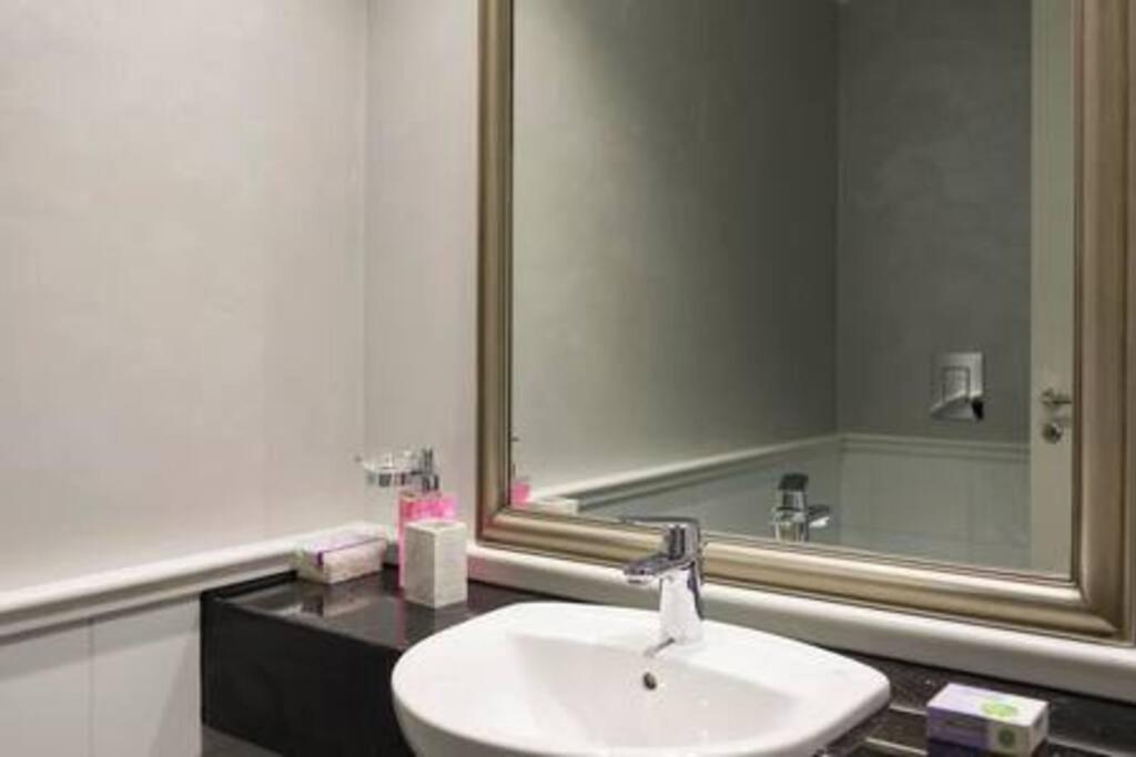Versace Tower Luxury Suites - Downtown بيروت المظهر الخارجي الصورة